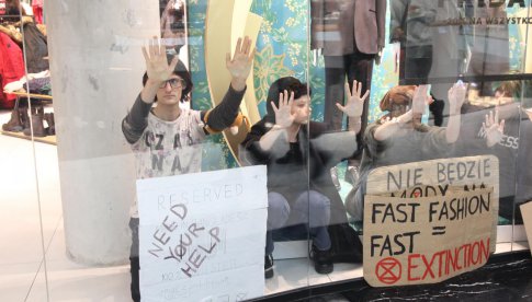 Młodzi aktywiści protestowali podczas Black Friday. Przykleili się do ścian jednego ze sklepów [Foto]