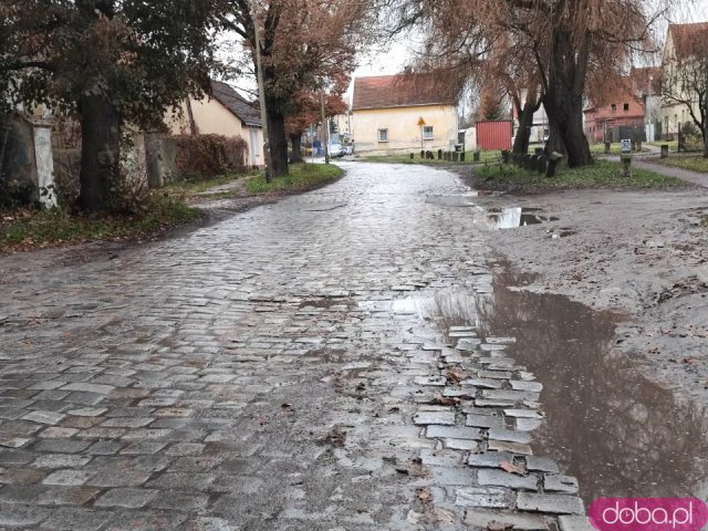 Najgorsza ulica Wrocławia pójdzie do remontu. Kostka brukowana musi jednak pozostać na jezdni [Foto]