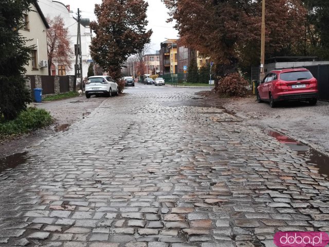 Najgorsza ulica Wrocławia pójdzie do remontu. Kostka brukowana musi jednak pozostać na jezdni [Foto]