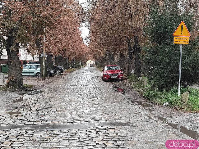 Najgorsza ulica Wrocławia pójdzie do remontu. Kostka brukowana musi jednak pozostać na jezdni [Foto]