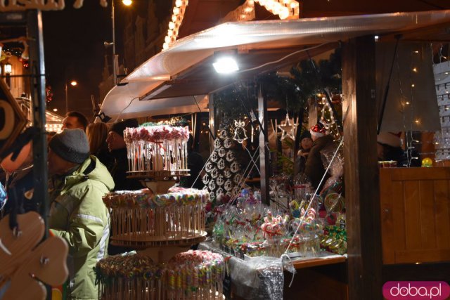 Rozbłysnęła choinka na wrocławskim rynku. Dzieci spotkały św. Mikołaja [Foto, Wideo]