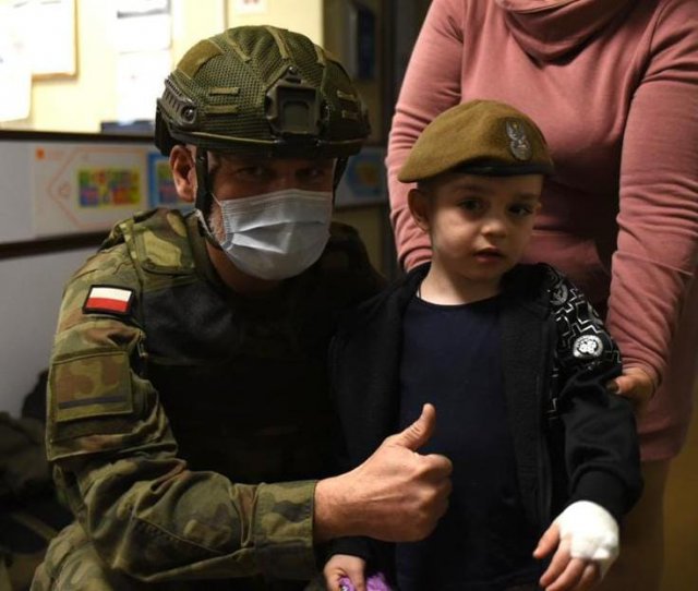 Święty Mikołaj nie zna granic! Dolnośląscy terytorialsi odwiedzili dzieci [Foto]