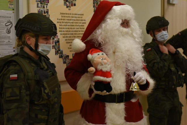 Święty Mikołaj nie zna granic! Dolnośląscy terytorialsi odwiedzili dzieci [Foto]