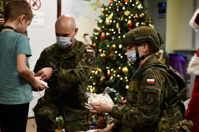 Święty Mikołaj nie zna granic! Dolnośląscy terytorialsi odwiedzili dzieci [Foto]