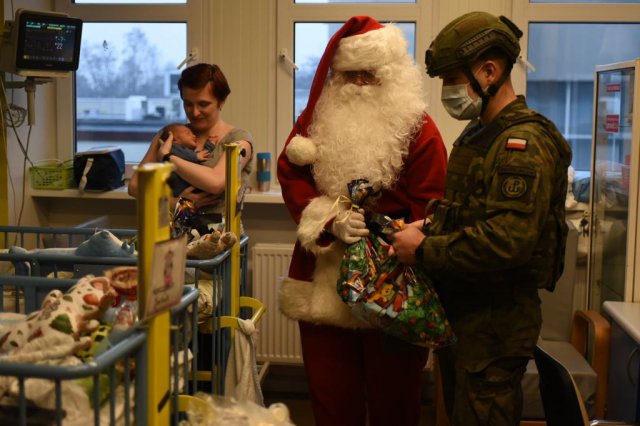 Święty Mikołaj nie zna granic! Dolnośląscy terytorialsi odwiedzili dzieci [Foto]