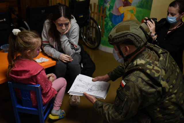 Święty Mikołaj nie zna granic! Dolnośląscy terytorialsi odwiedzili dzieci [Foto]