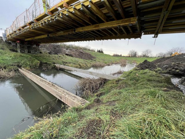Kładka nad Ślęzą łącząca Muchobory rośnie w oczach [Foto]