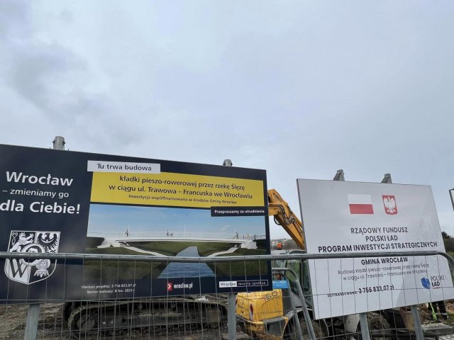 Kładka nad Ślęzą łącząca Muchobory rośnie w oczach [Foto]