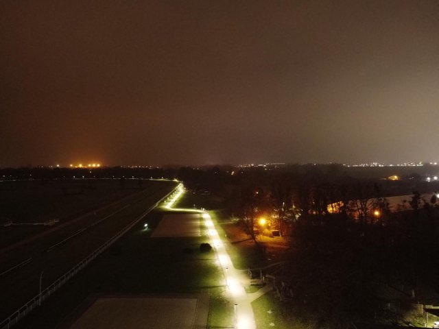 Ścieżka pieszo-biegowa wokół toru wyścigów konnych na Partynicach oświetlona [Foto]