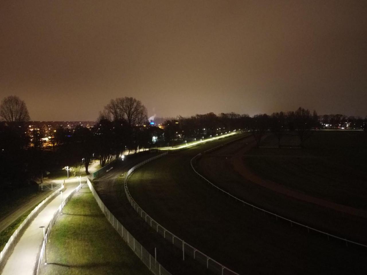 Ścieżka pieszo-biegowa wokół toru wyścigów konnych na Partynicach oświetlona [Foto]