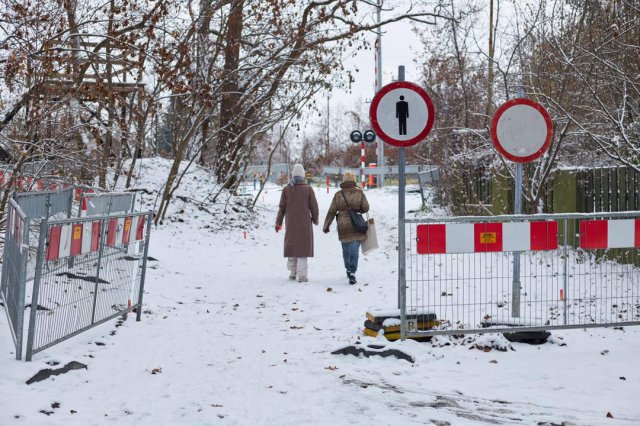 W październiku powstało tu przejście przez tory nowej linii kolejowej. Teraz zbudowany zostanie ciąg pieszo-rowerowy [Foto]