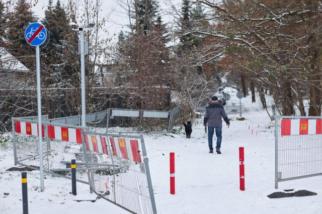 W październiku powstało tu przejście przez tory nowej linii kolejowej. Teraz zbudowany zostanie ciąg pieszo-rowerowy [Foto]