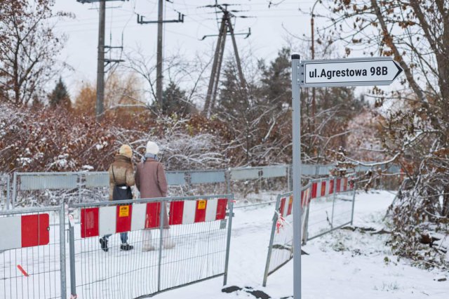 W październiku powstało tu przejście przez tory nowej linii kolejowej. Teraz zbudowany zostanie ciąg pieszo-rowerowy [Foto]