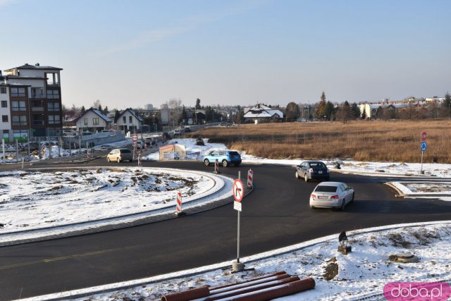 Rondo na ulicy Halickiej otwarte! Ruch wahadłowy z sygnalizacją świetlną zlikwidowany [Foto]