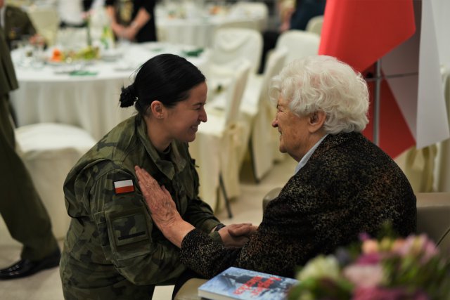 Wojenna bohaterka obchodziła swoje setne urodziny w koszarach dolnośląskich terytorialsów