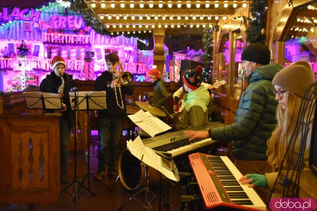 Uczniowie wrocławskich szkół muzycznych dali koncert na Jarmarku Bożonarodzeniowym [Foto]