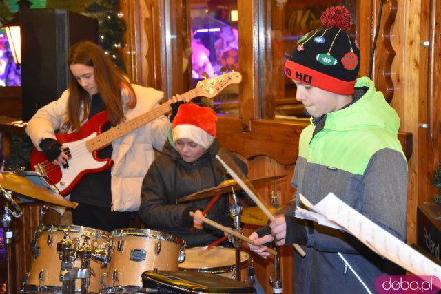 Uczniowie wrocławskich szkół muzycznych dali koncert na Jarmarku Bożonarodzeniowym [Foto]