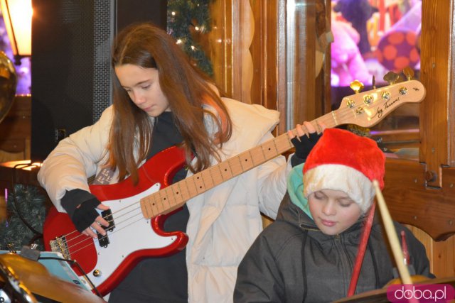 Uczniowie wrocławskich szkół muzycznych dali koncert na Jarmarku Bożonarodzeniowym [Foto]