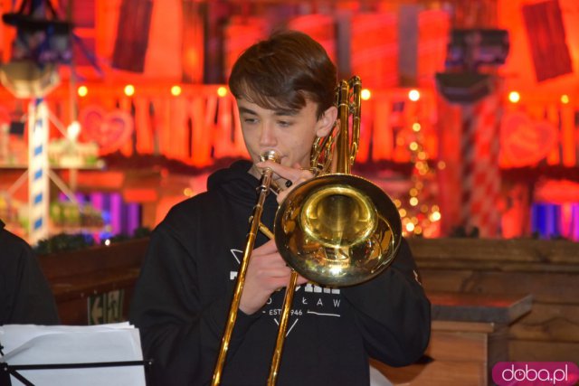 Uczniowie wrocławskich szkół muzycznych dali koncert na Jarmarku Bożonarodzeniowym [Foto]