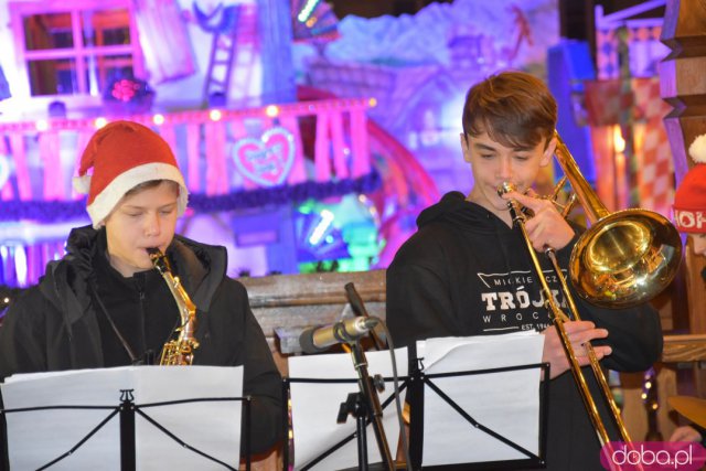 Uczniowie wrocławskich szkół muzycznych dali koncert na Jarmarku Bożonarodzeniowym [Foto]