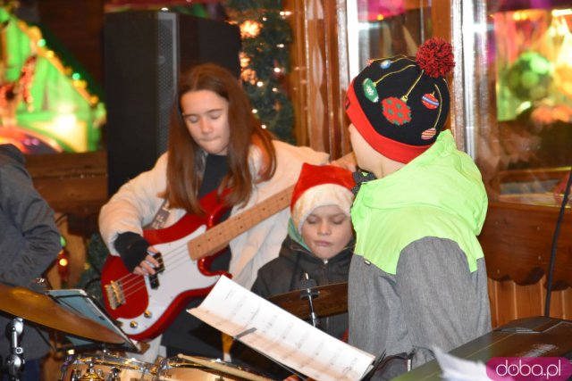 Uczniowie wrocławskich szkół muzycznych dali koncert na Jarmarku Bożonarodzeniowym [Foto]