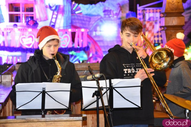 Uczniowie wrocławskich szkół muzycznych dali koncert na Jarmarku Bożonarodzeniowym [Foto]