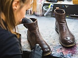 Prawie pół tysiąca odnowionych butów trafiło do potrzebujących. To efekt trzeciej światecznej zbiórki Wroclavii