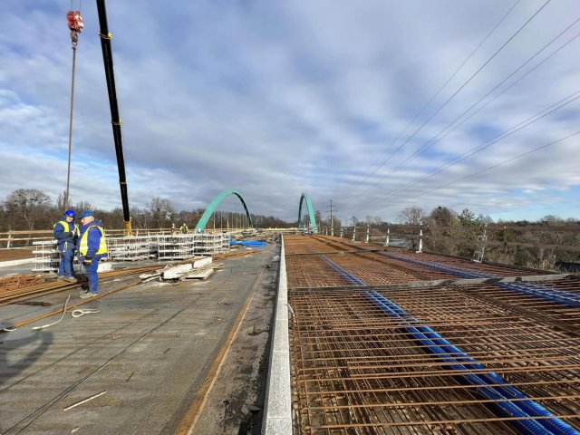 Trwa zbrojenie mostu nad Oławą. To przeprawa w ciągu budowanej Alei Wielkiej Wyspy [Foto]