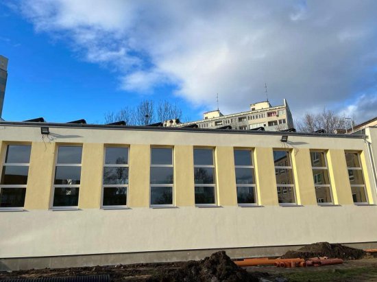 Budynek Szkoły Podstawowej przy ul. Inżynierskiej został docieplony. Na dachu zamontowano panele fotowoltaiczne [Foto]