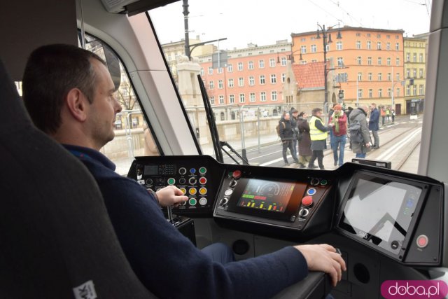 Tramwaj przejechał przez nowe Mosty Pomorskie. Kiedy otwarcie? [Zobacz Foto i Wideo z przejazdu]