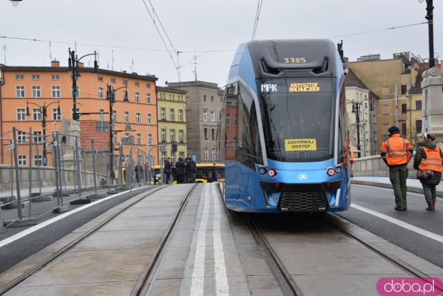 Tramwaj przejechał przez nowe Mosty Pomorskie. Kiedy otwarcie? [Zobacz Foto i Wideo z przejazdu]