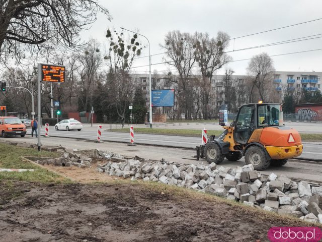 Trwa budowa peronów wiedeńskich na przystanku Bzowa - Centrum Zajezdnia [Foto]