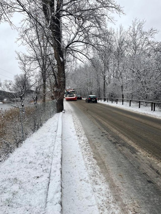 Od rana trwa odśnieżanie dróg. Praca idzie pełną parą [Foto]