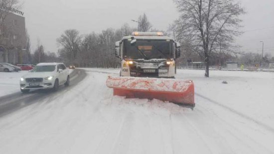 Od rana trwa odśnieżanie dróg. Praca idzie pełną parą [Foto]