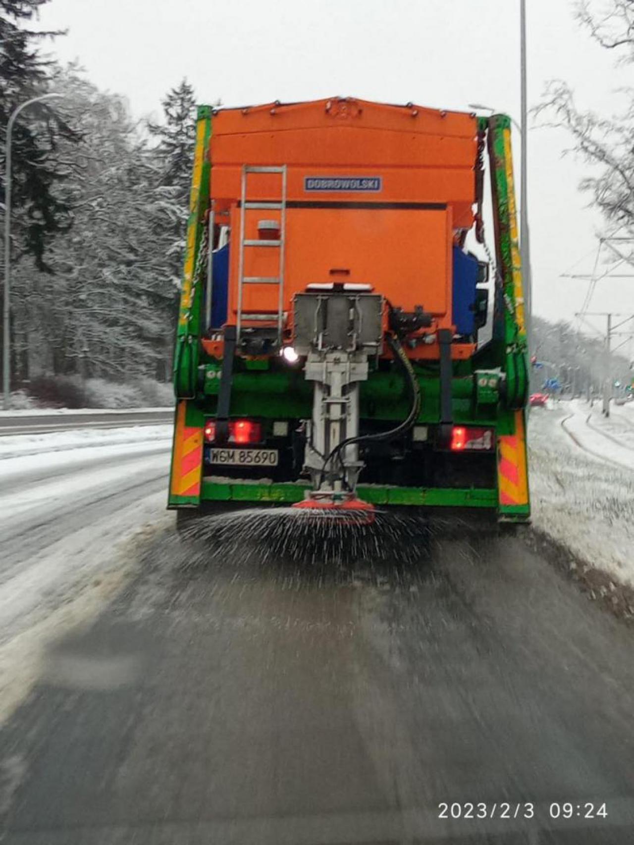 Od rana trwa odśnieżanie dróg. Praca idzie pełną parą [Foto]