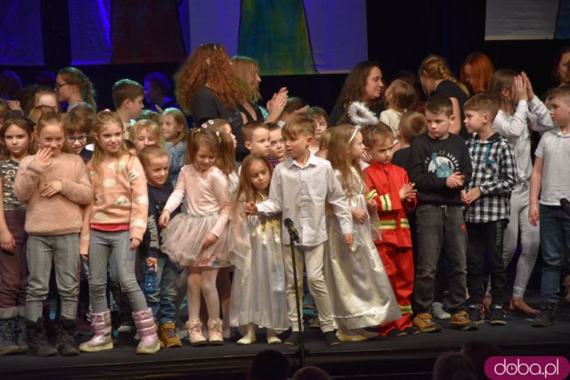 Dzieci z placówek edukacyjnych i zastępczych zaprezentowały swoje zdolności artystyczne. Aniołkowe Granie za nami [Foto]