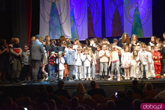 Dzieci z placówek edukacyjnych i zastępczych zaprezentowały swoje zdolności artystyczne. Aniołkowe Granie za nami [Foto]