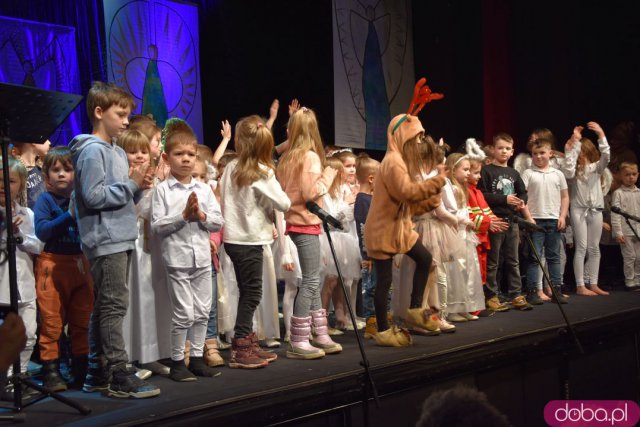 Dzieci z placówek edukacyjnych i zastępczych zaprezentowały swoje zdolności artystyczne. Aniołkowe Granie za nami [Foto]