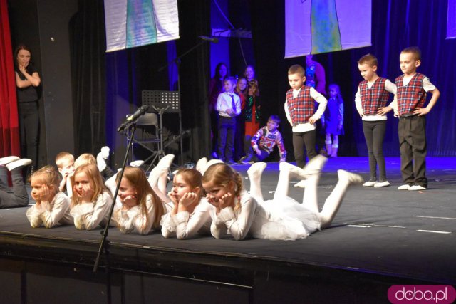 Dzieci z placówek edukacyjnych i zastępczych zaprezentowały swoje zdolności artystyczne. Aniołkowe Granie za nami [Foto]