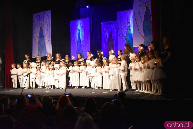 Dzieci z placówek edukacyjnych i zastępczych zaprezentowały swoje zdolności artystyczne. Aniołkowe Granie za nami [Foto]