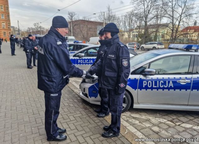 Przekazano 11 nowych pojazdów dla dolnośląskich policjantów [Foto, Wideo]