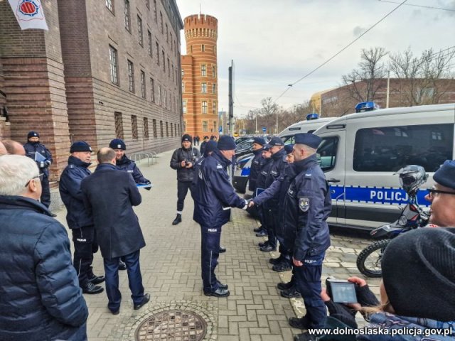 Przekazano 11 nowych pojazdów dla dolnośląskich policjantów [Foto, Wideo]