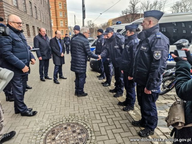 Przekazano 11 nowych pojazdów dla dolnośląskich policjantów [Foto, Wideo]