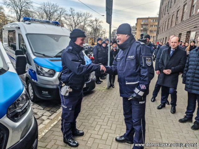 Przekazano 11 nowych pojazdów dla dolnośląskich policjantów [Foto, Wideo]