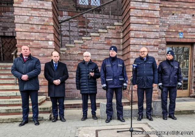 Przekazano 11 nowych pojazdów dla dolnośląskich policjantów [Foto, Wideo]