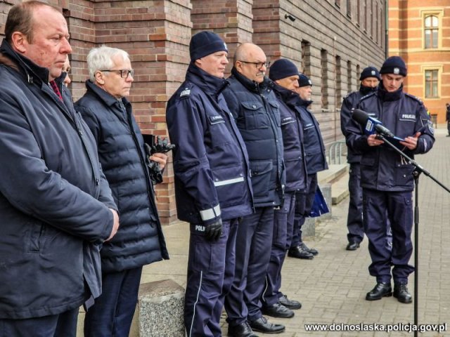 Przekazano 11 nowych pojazdów dla dolnośląskich policjantów [Foto, Wideo]