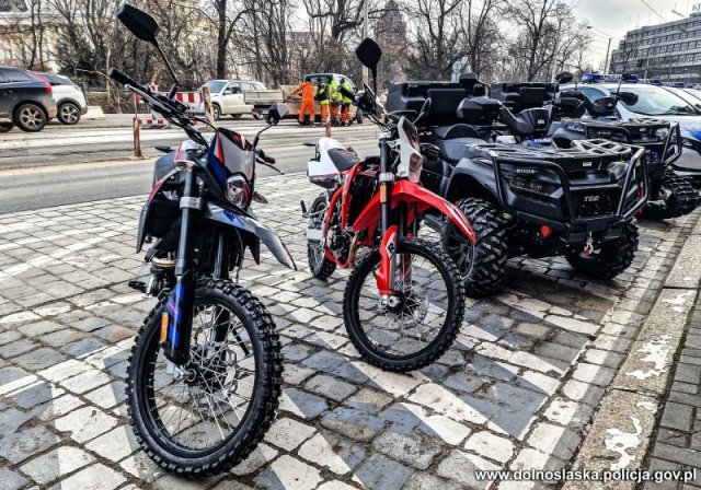 Przekazano 11 nowych pojazdów dla dolnośląskich policjantów [Foto, Wideo]