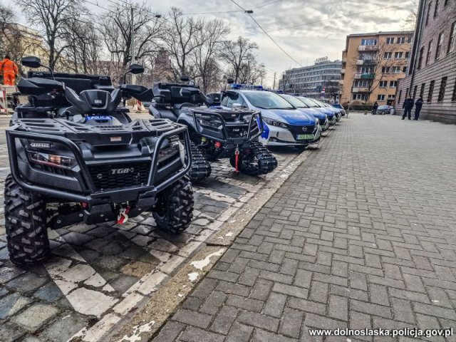 Przekazano 11 nowych pojazdów dla dolnośląskich policjantów [Foto, Wideo]