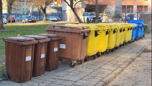 Od początku lutego obowiązują nowe stawki za odpady. Kto powinien złożyć deklarację? Gdzie można to zrobić?