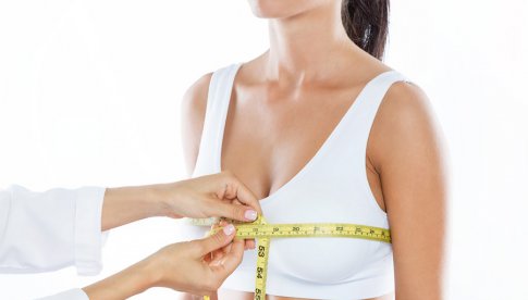 Co stymuluje wzrost biustu? Dieta, tabletki i masaże dla większych piersi
